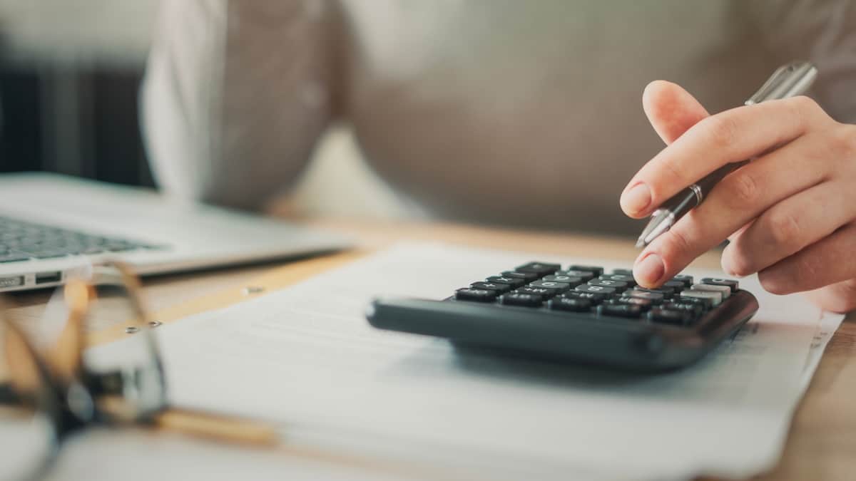 gainshare vs flat fee parcel spend management
